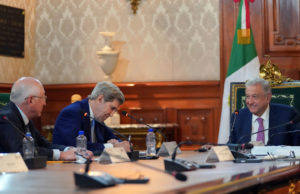 Presiona USA a México por Ucrania y por el Mercado de Energéticos; Pretexto: Medio Ambiente