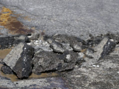 Baches superan los esfuerzos del gobierno; los tapan y salen otros