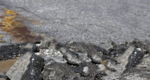 Baches superan los esfuerzos del gobierno; los tapan y salen otros