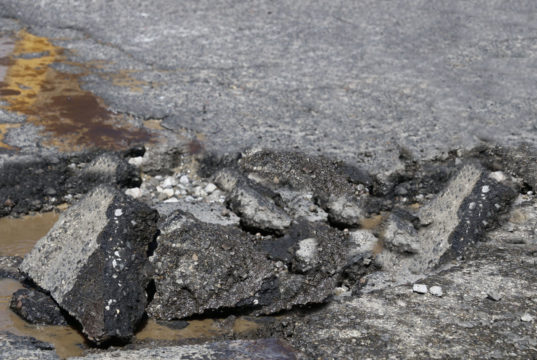 Baches superan los esfuerzos del gobierno; los tapan y salen otros