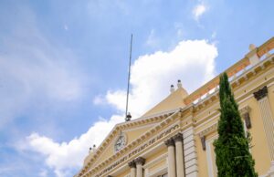 Premió IAPEM a joven egresada de la Facultad de Economía de la UAEMéx
