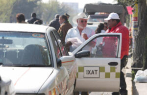 Abusan taxistas en cobros; sin tarifas y con protección oficial a ‘tolerados’